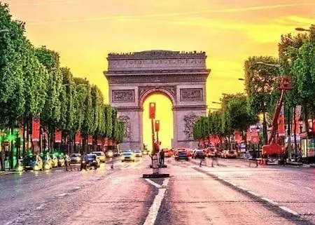8 Chambres, Av Des Champs-elysees * Paris