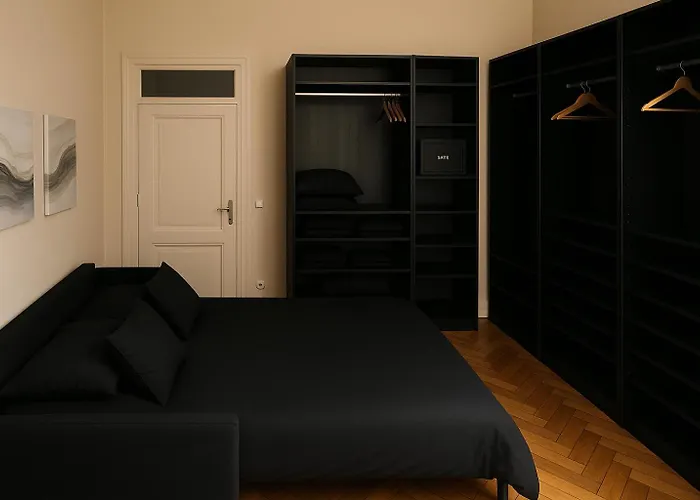 8 Chambres, Av Des Champs-elysees *