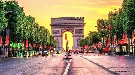 8 Chambres, Av Des Champs-elysees * Paris