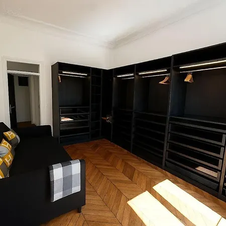 4 Suites, Av Des Champs-elysées *