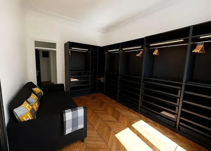 8 Chambres, Av Des Champs-elysees *